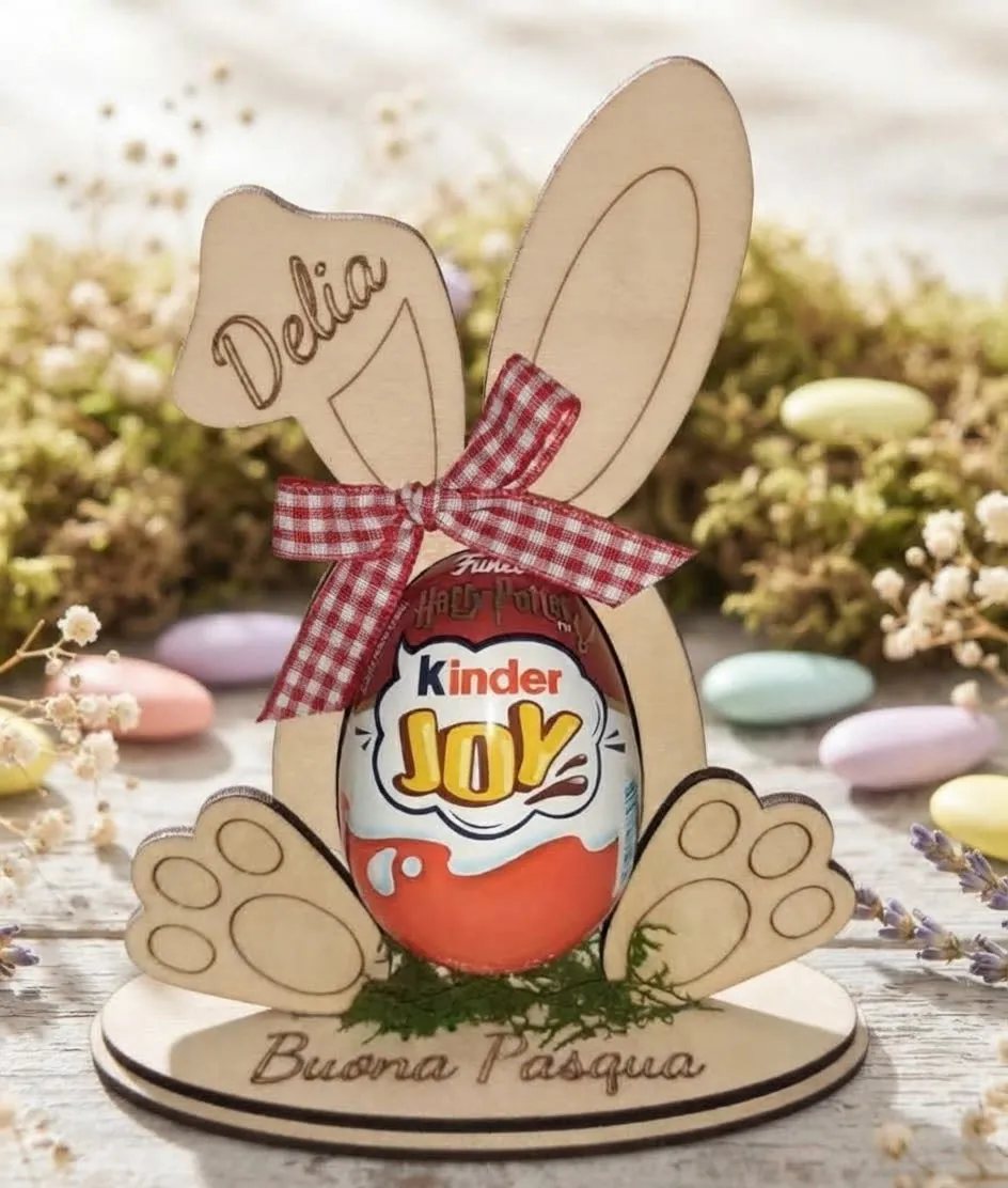 Coniglietto porta ovetto in legno col nome Delia, un fiocco a quadretti e la scritta Buona Pasqua