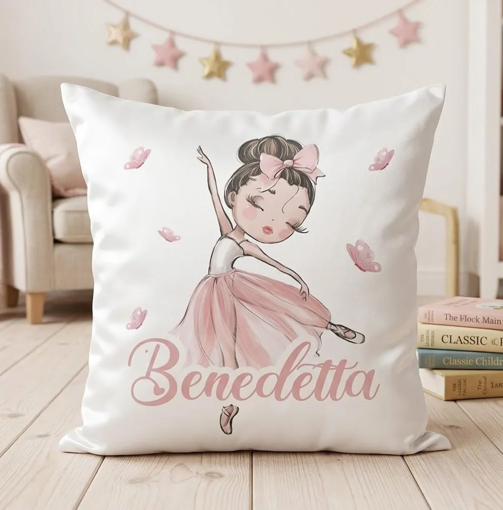 Cuscino bianco con una ballerina in tutù rosa e il nome Benedetta