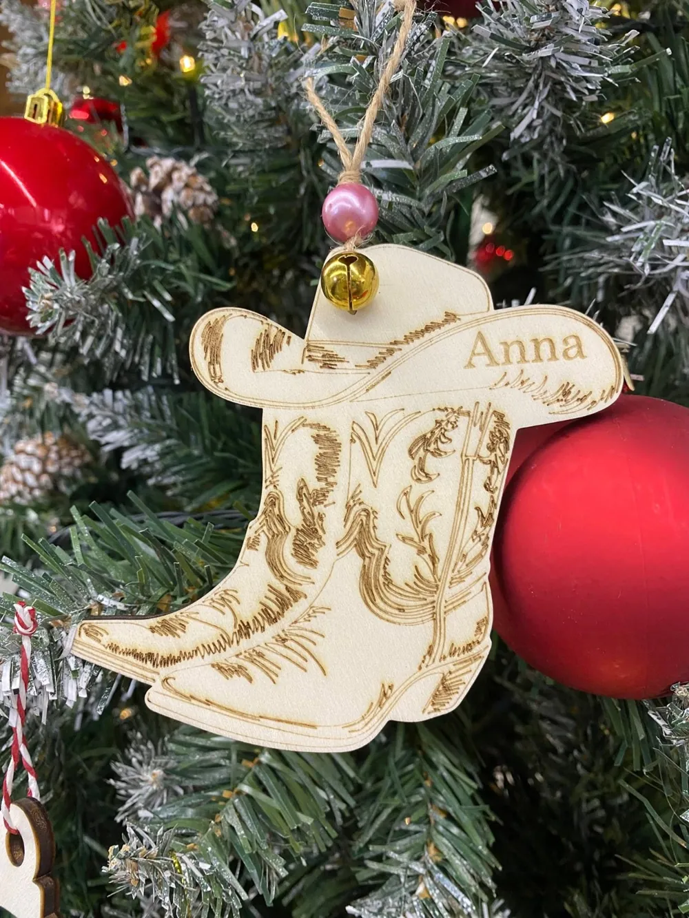Decorazione in legno a forma di stivale da cowboy col nome Anna, appesa all'albero