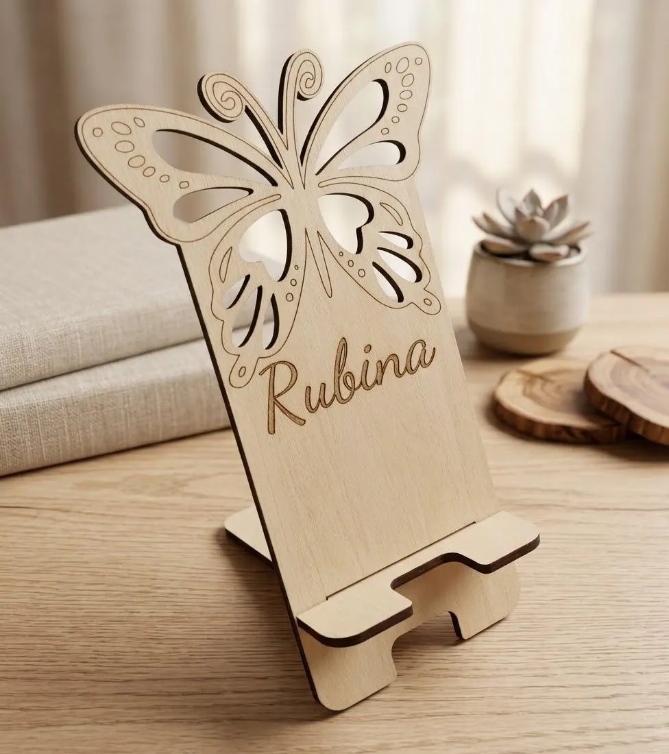Portacellulare in legno con una farfalla traforata e il nome Rubina inciso