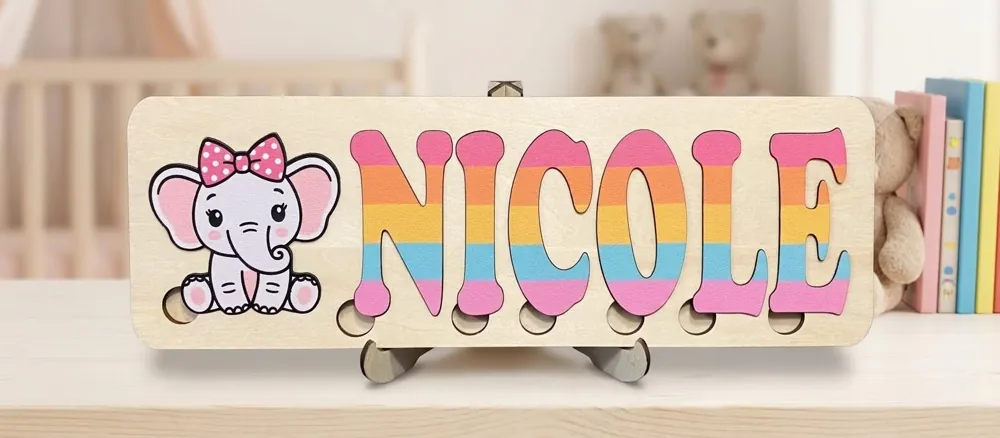 Puzzle del nome Nicole in legno, con le lettere colorate a incastro e un elefantino